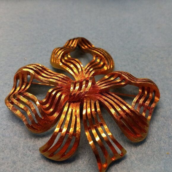 Monet Vintage Gold tone open metal Bow Brooch - Picture 1 of 5